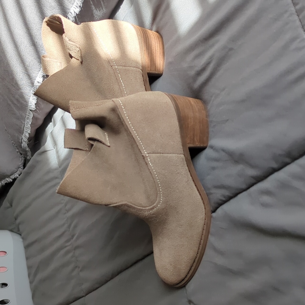 NWOT Carlos suede ankle boots 8.5
